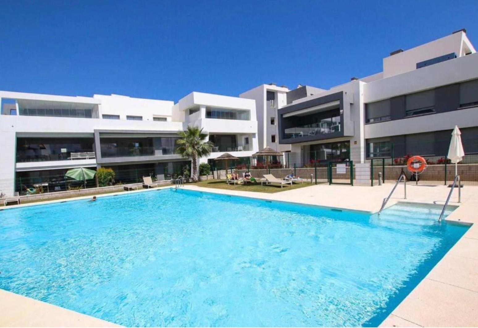 New Spacious 4 Bedrooms In 10 Min Walk To The * Estepona