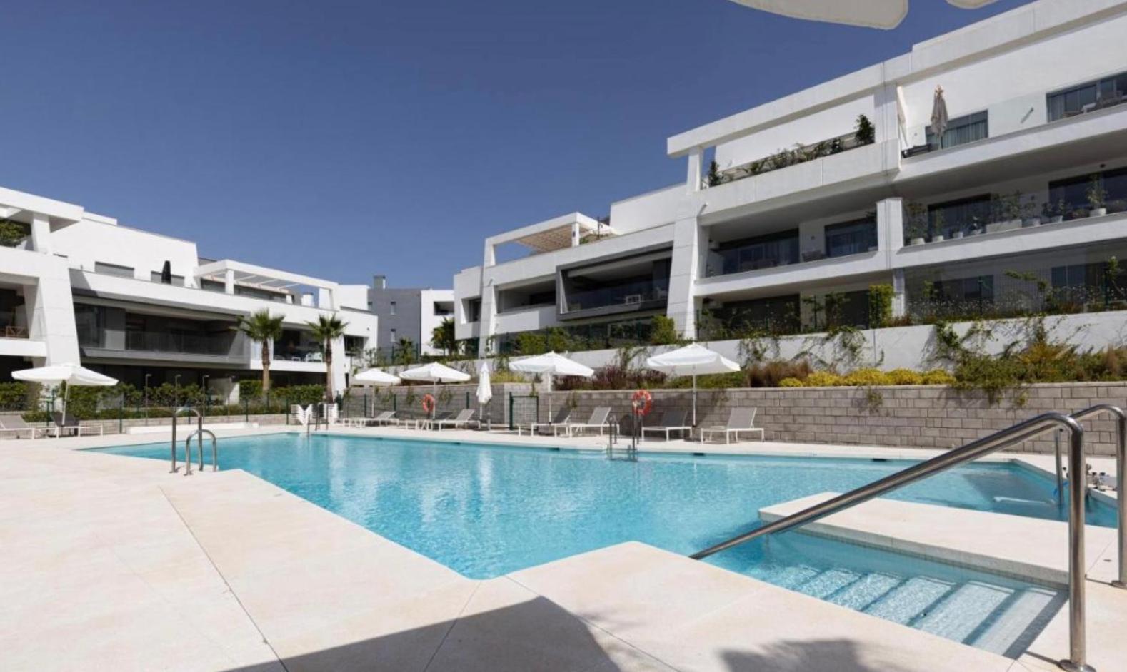 New Spacious 4 Bedrooms In 10 Min Walk To The Apartamento Estepona