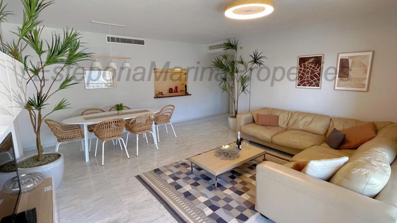 Emp 15, Large Beachside Apartment, El Coral, * Estepona