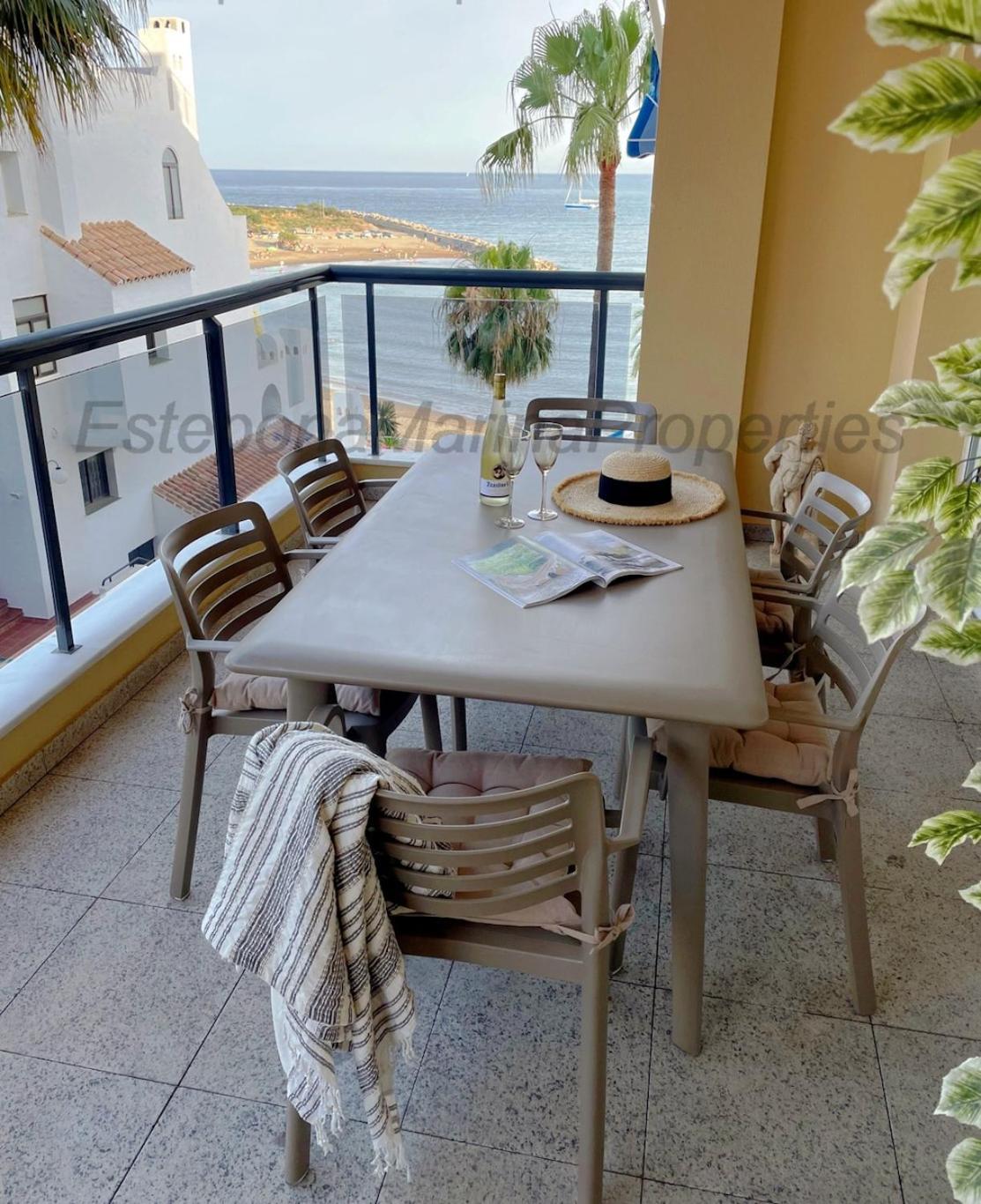 Emp 15, Large Beachside Apartment, El Coral, Apartment Estepona