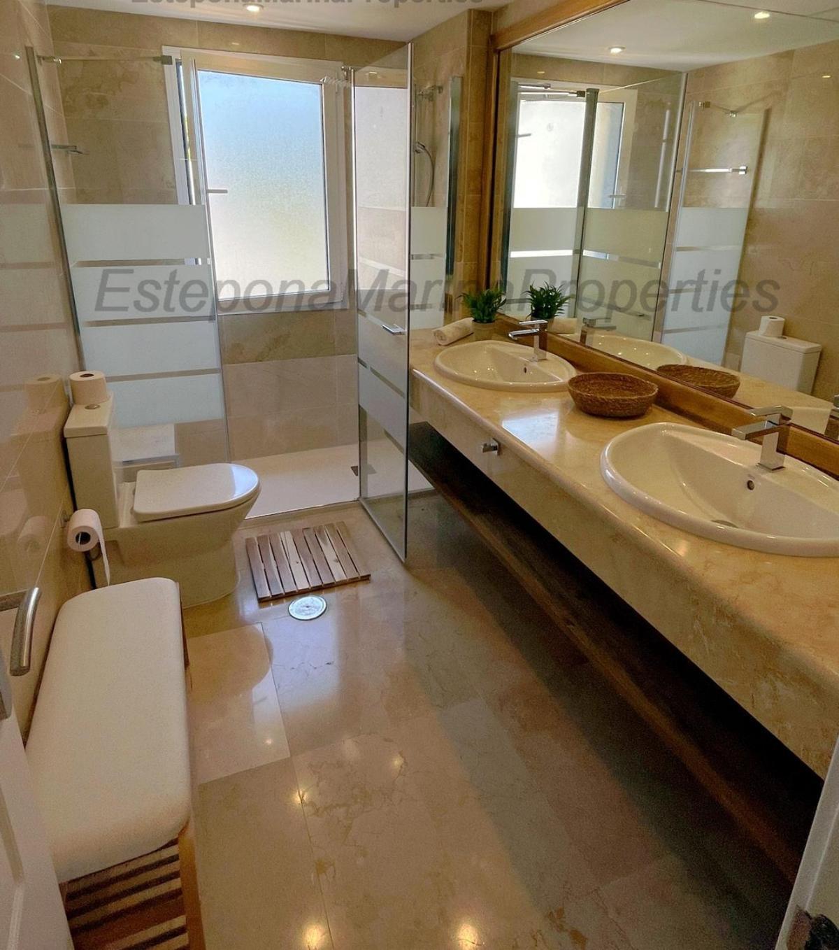 Emp 15, Large Beachside Apartment, El Coral, Estepona