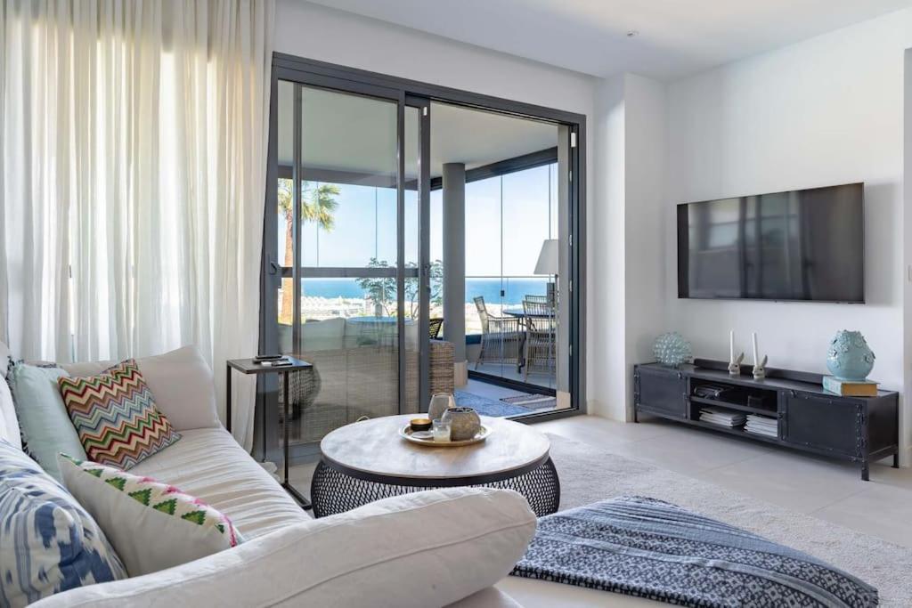 Modern With Sea View Apartment