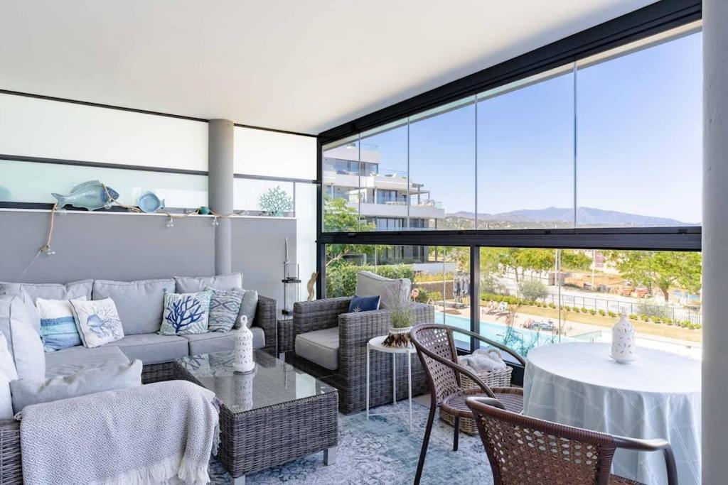 Modern With Sea View Apartment *
