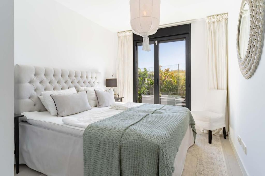 Modern With Sea View Apartment *