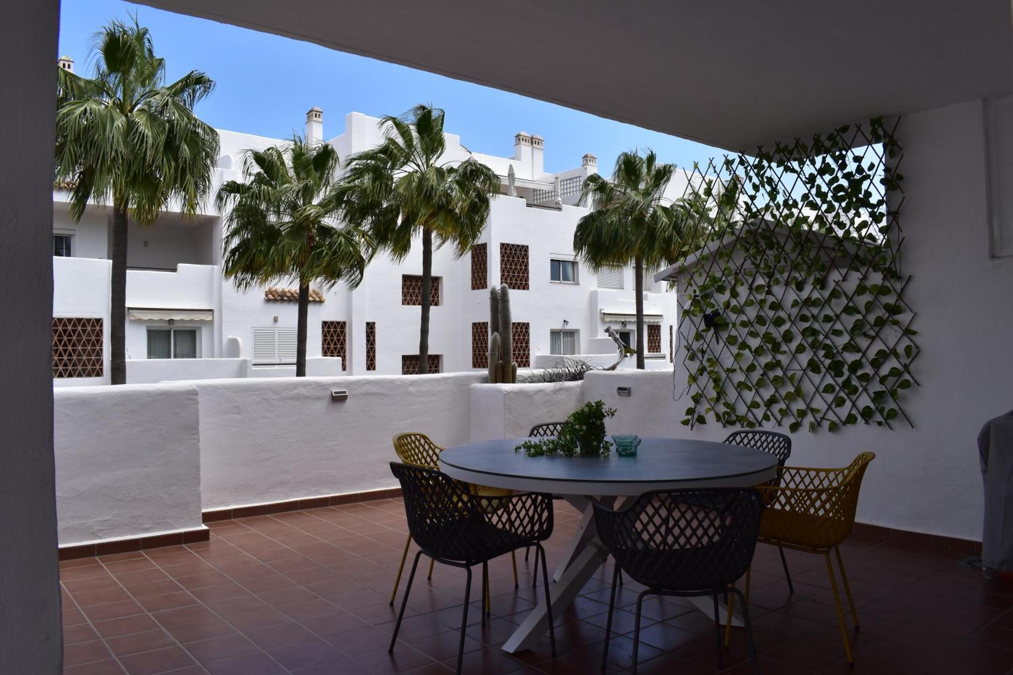 Spacious With Large Terraces Lunymar Golf, Apartamento Estepona