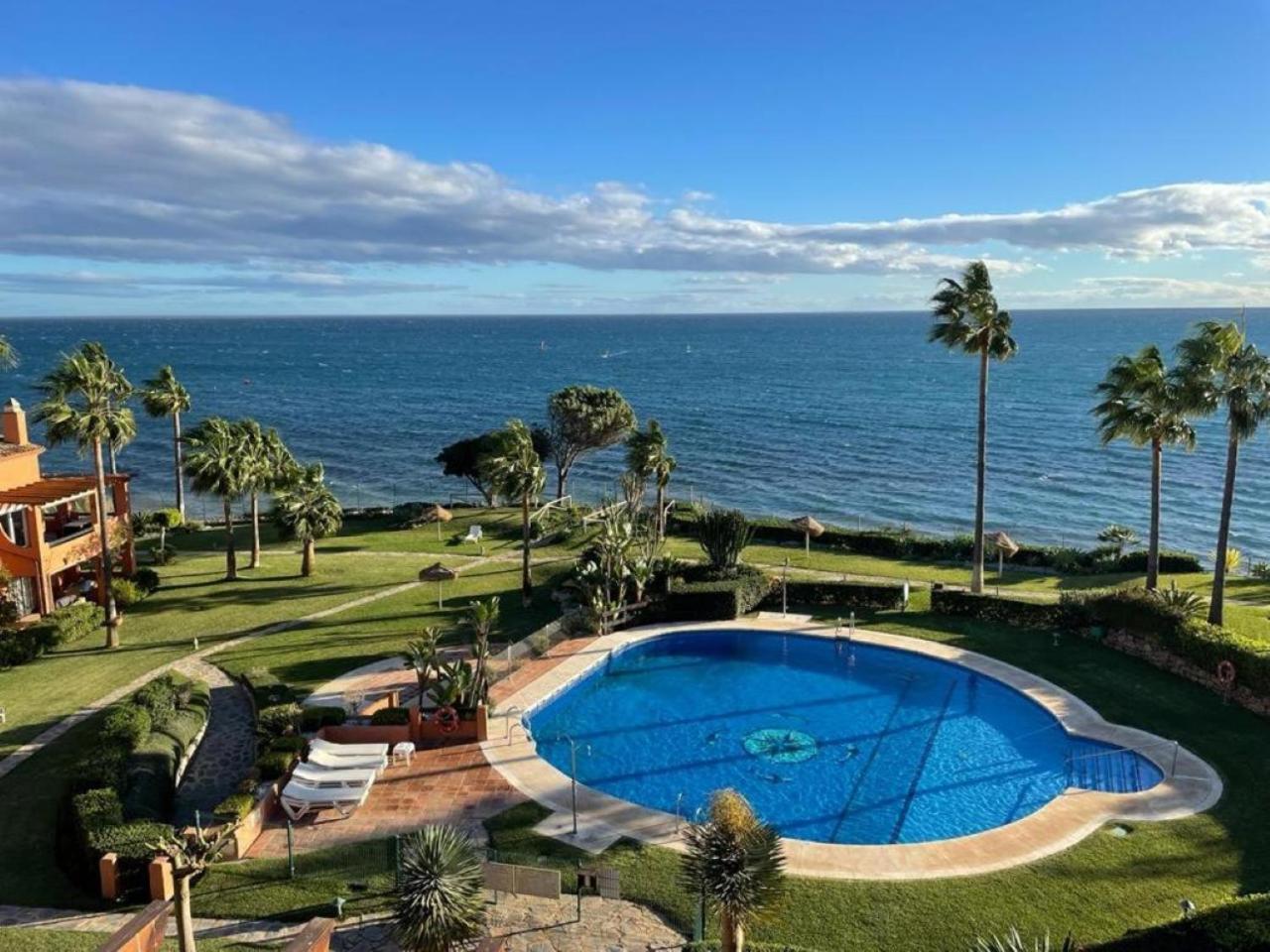 Apartment Molinos On The Beachfront With Pool Estepona