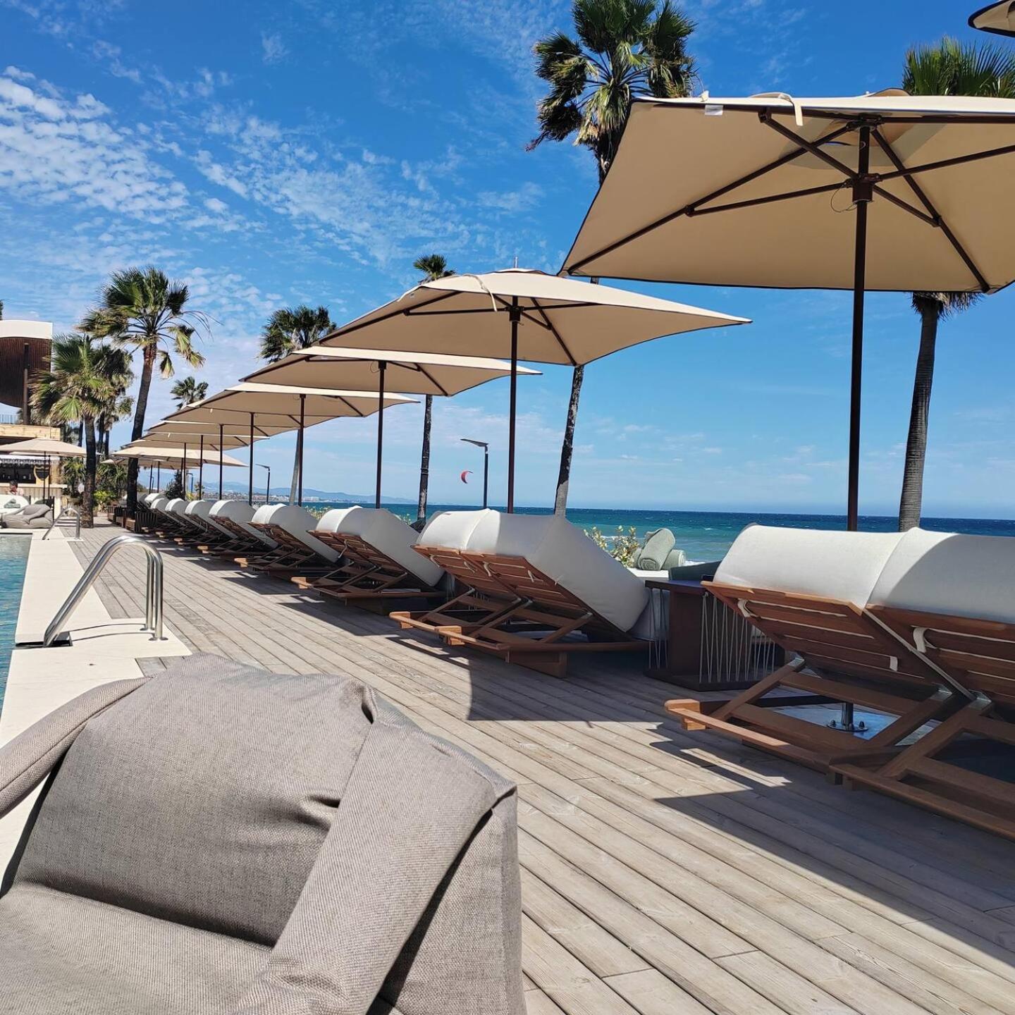 Apartmentsleeps4-golfclub-freeparking-bbq-pool-ac *