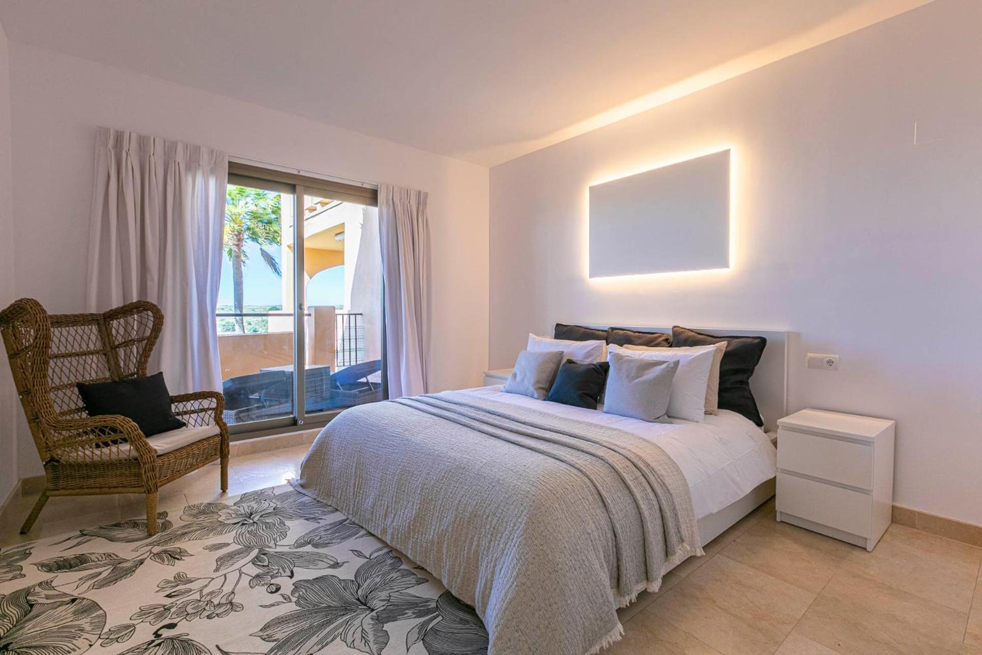 Elegante Piso En Benahavis Con Vista Al Mar