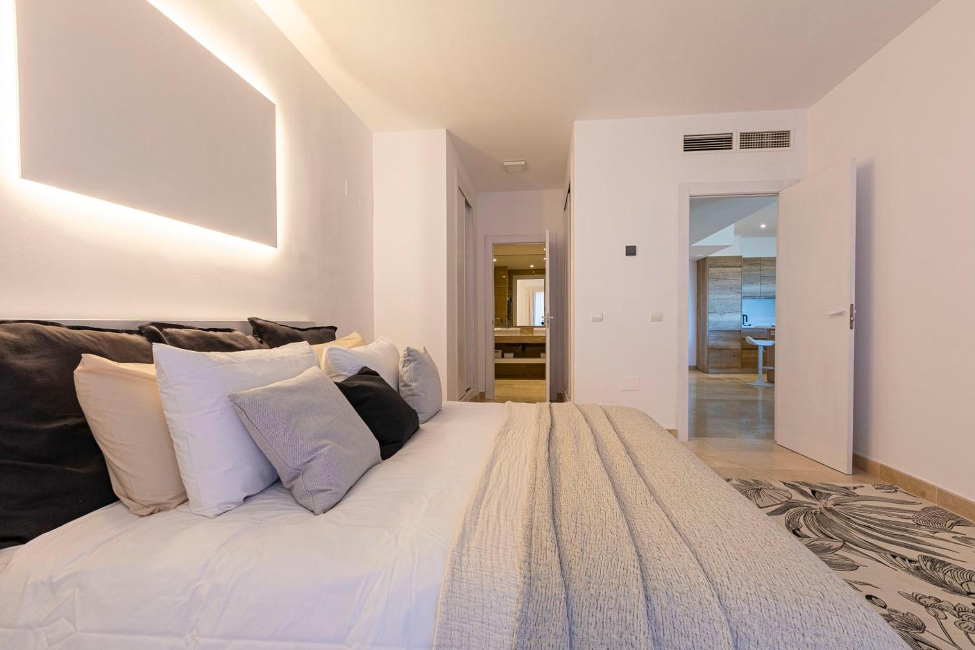 Elegante Piso En Benahavis Con Vista Al Mar Estepona