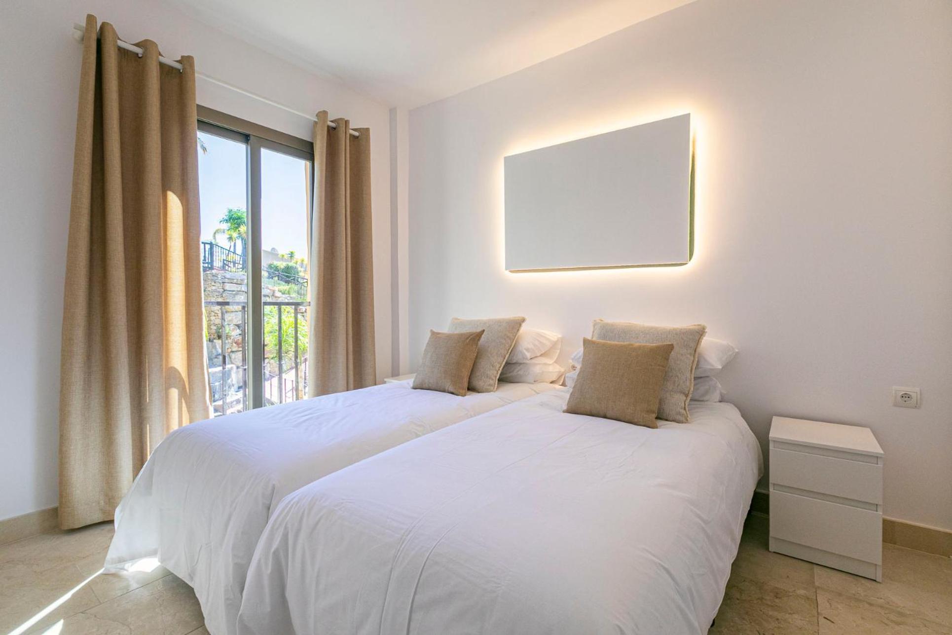 Elegante Piso En Benahavis Con Vista Al Mar *