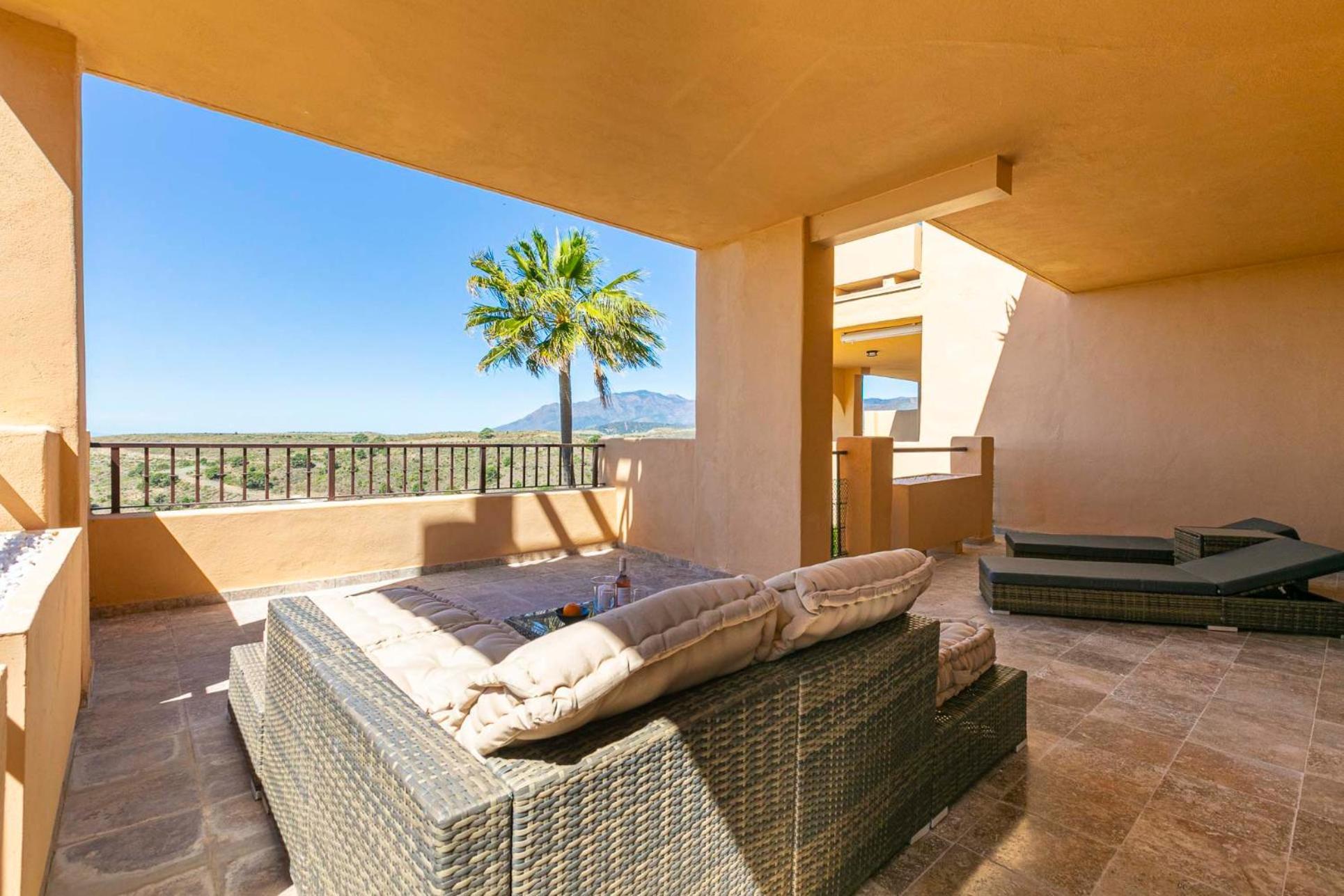 Elegante Piso En Benahavis Con Vista Al Mar Estepona