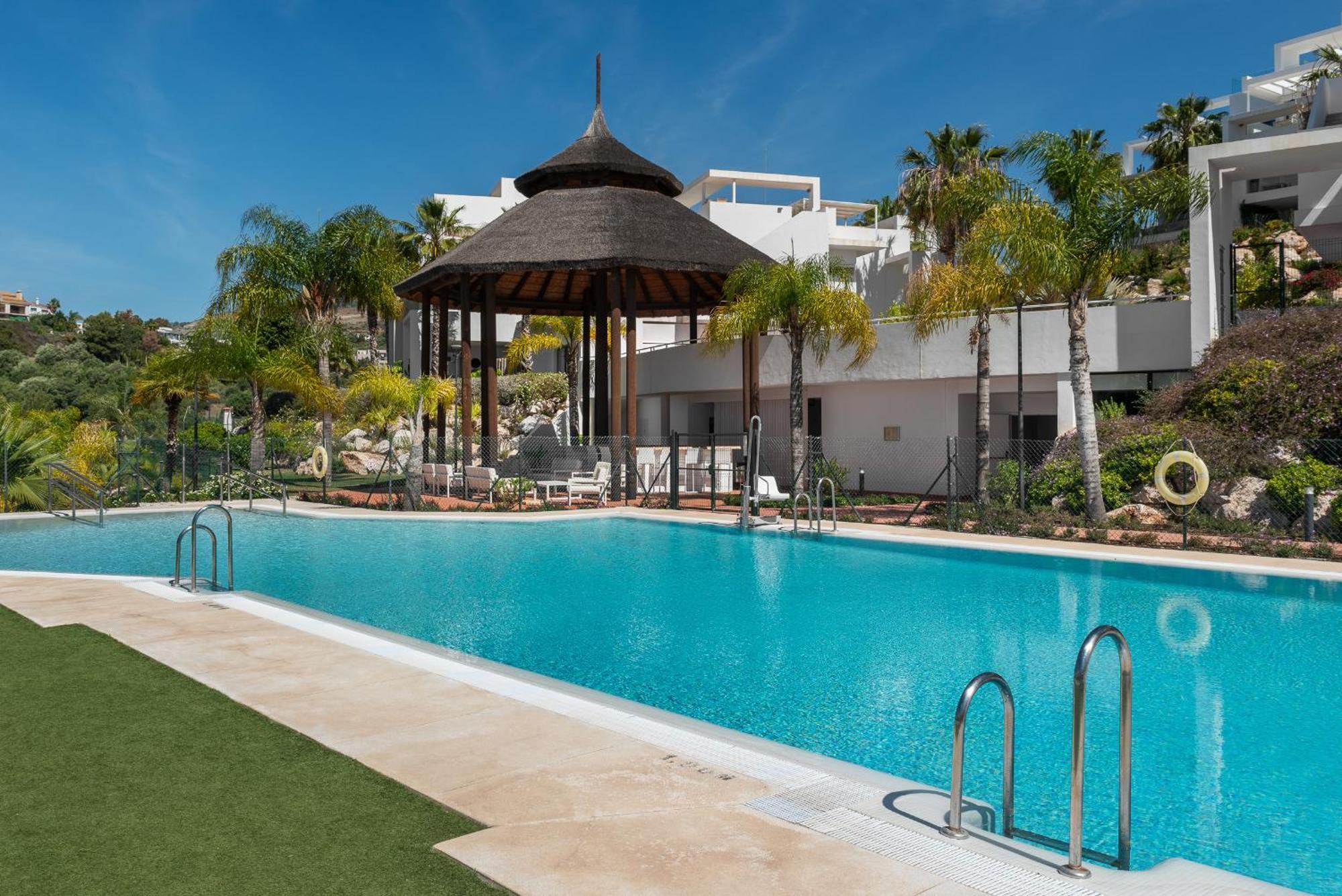 Panoramic Views And Large Garden In Atalaya Hills Apartment *