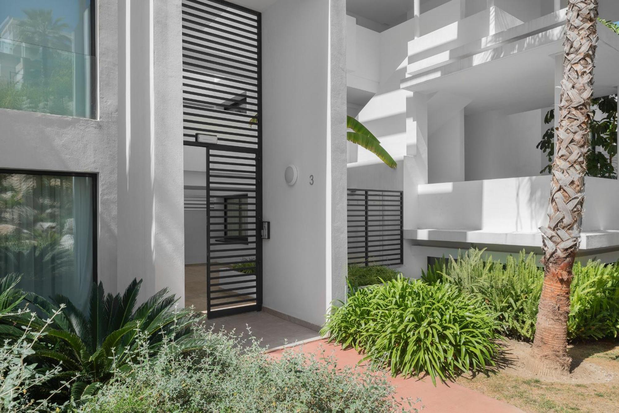 Panoramic Views And Large Garden In Atalaya Hills