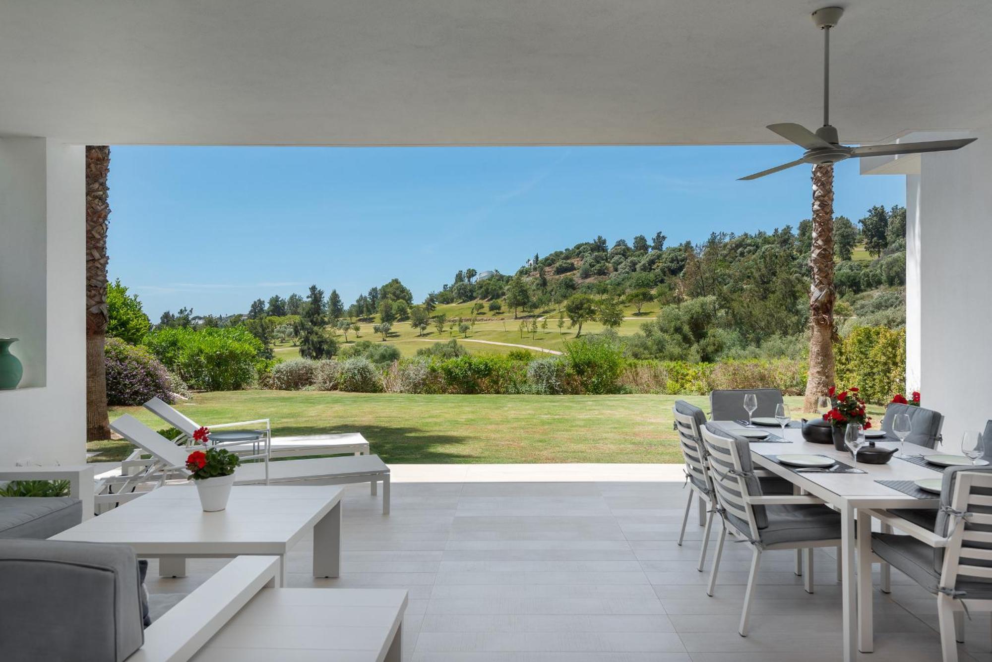 Panoramic Views And Large Garden In Atalaya Hills *