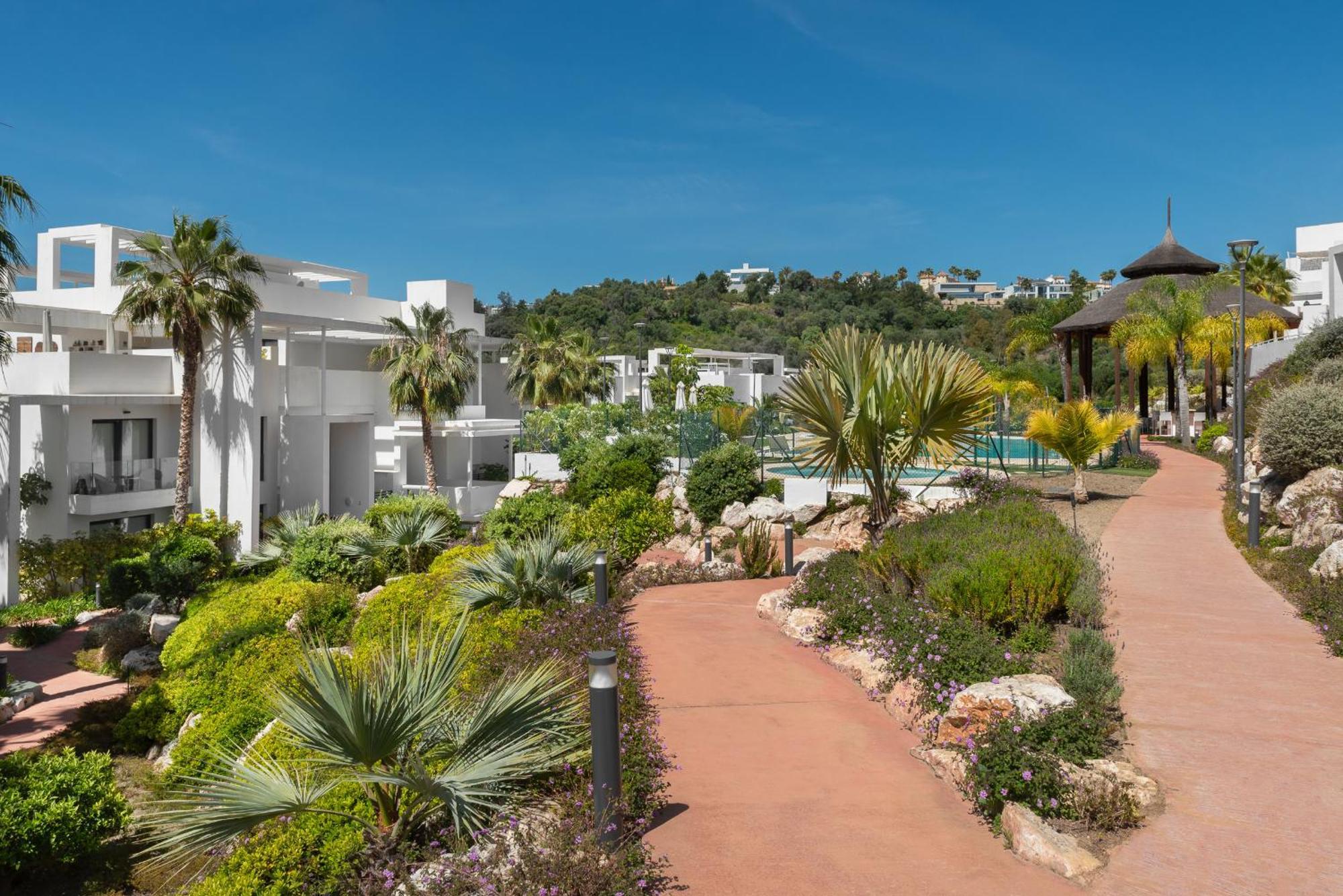 Panoramic Views And Large Garden In Atalaya Hills Apartment