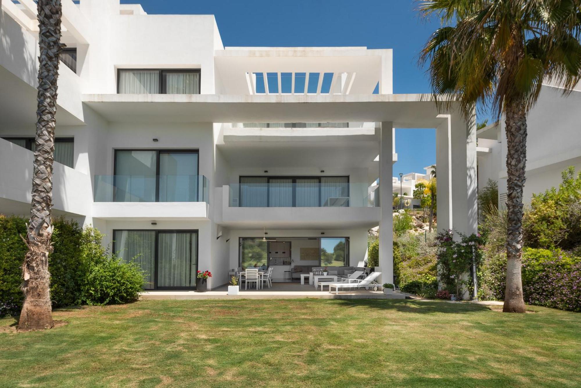 Panoramic Views And Large Garden In Atalaya Hills Estepona