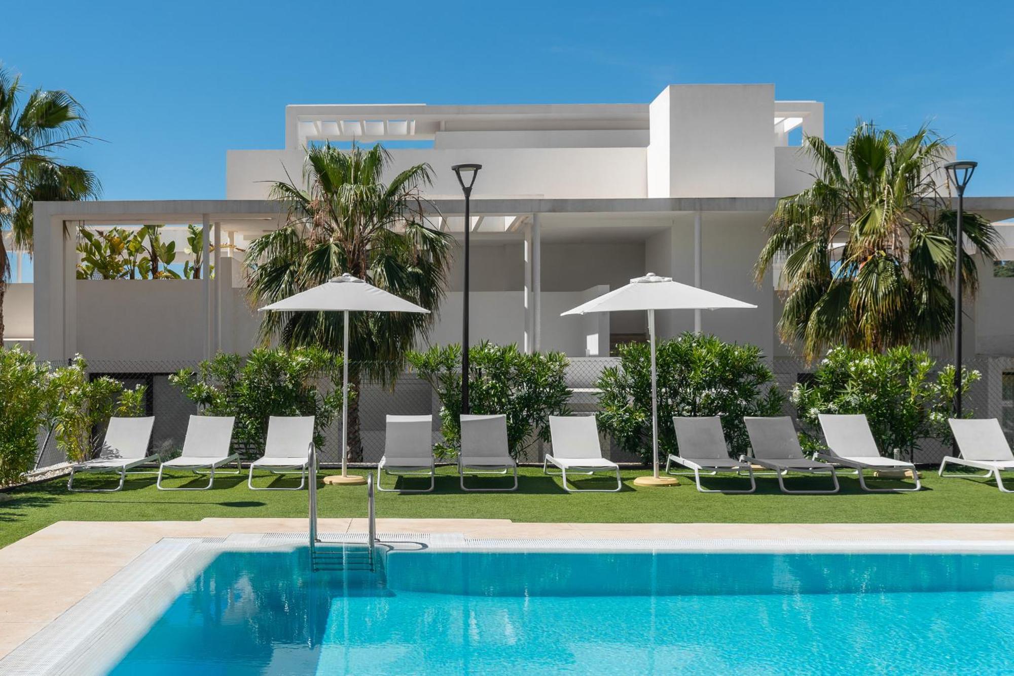 Panoramic Views And Large Garden In Atalaya Hills Apartment