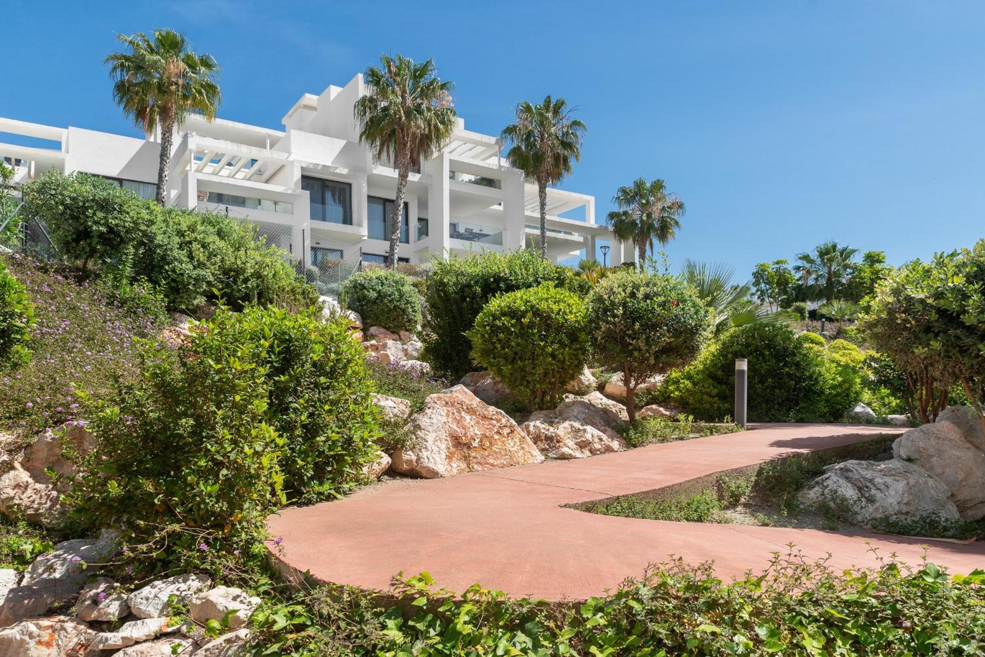 Panoramic Views And Large Garden In Atalaya Hills Apartment Estepona