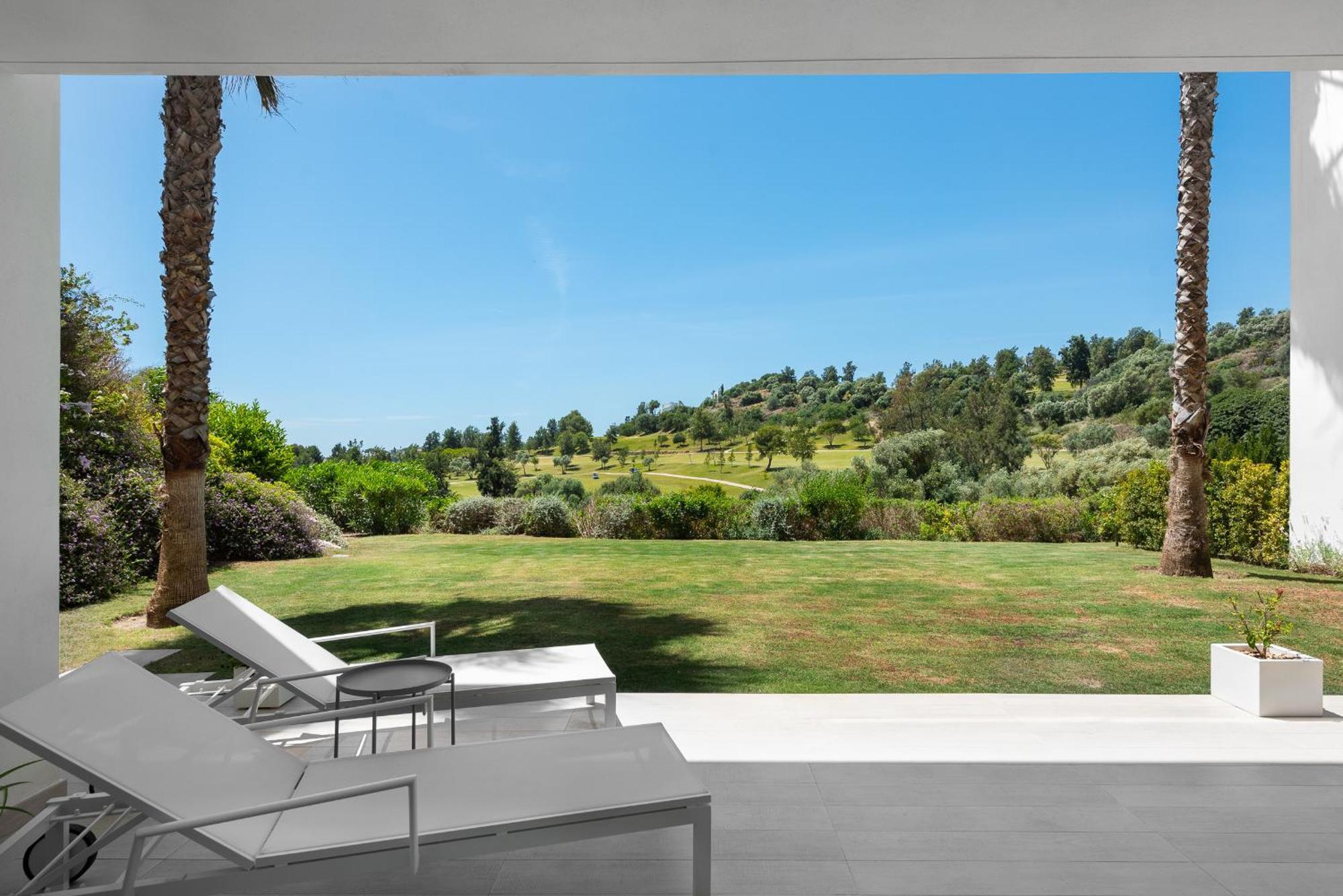 Panoramic Views And Large Garden In Atalaya Hills Apartment