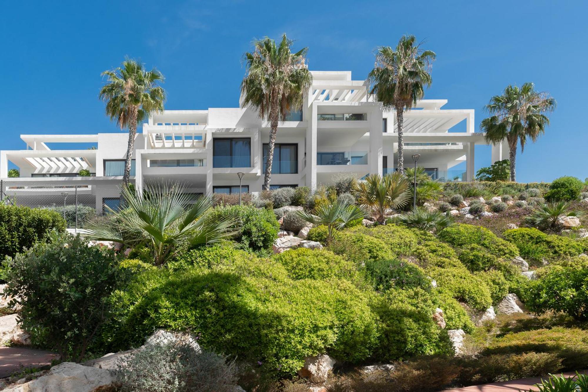 Panoramic Views And Large Garden In Atalaya Hills *