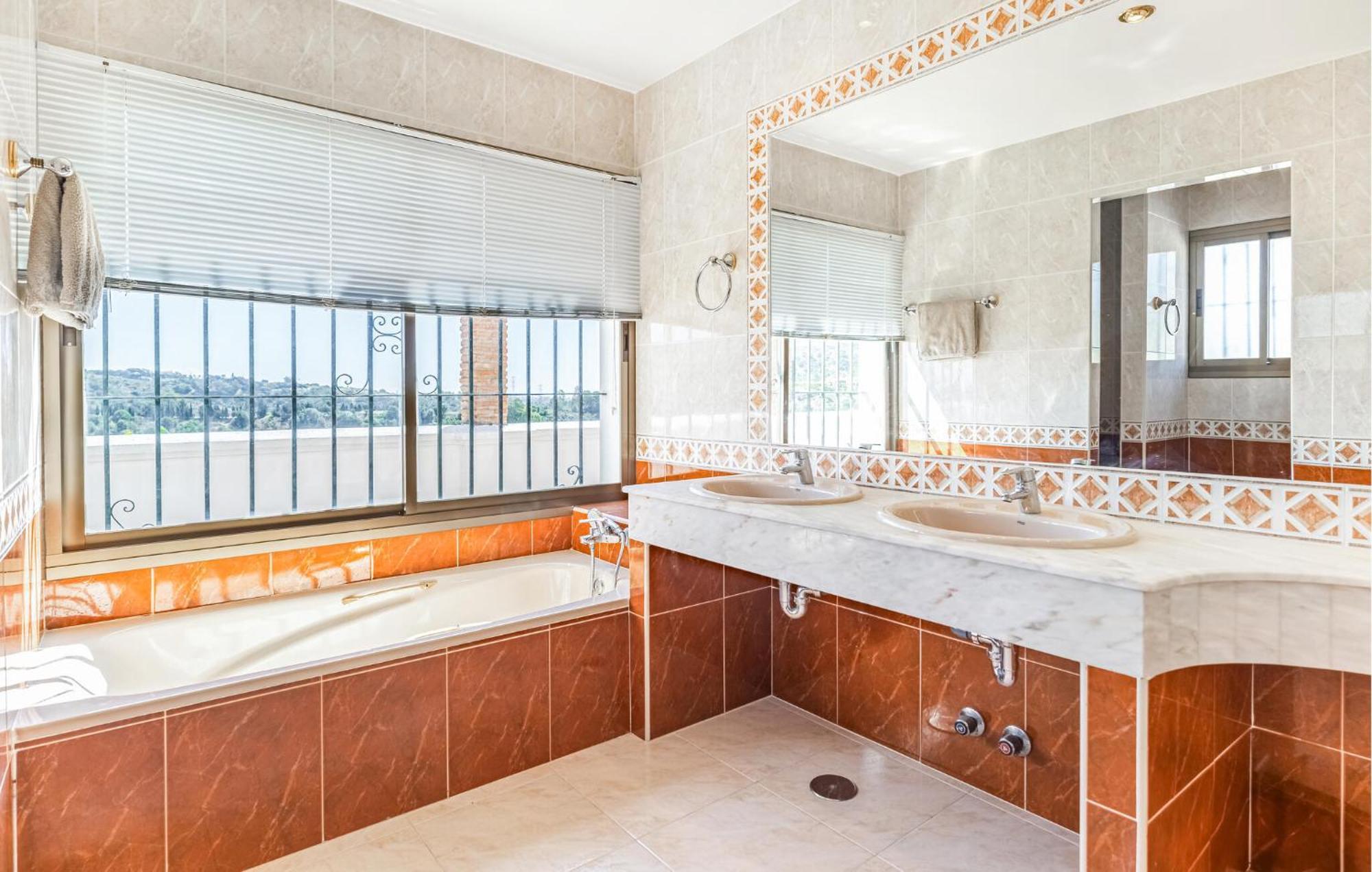 Holiday home Gorgeous In With Wifi Estepona