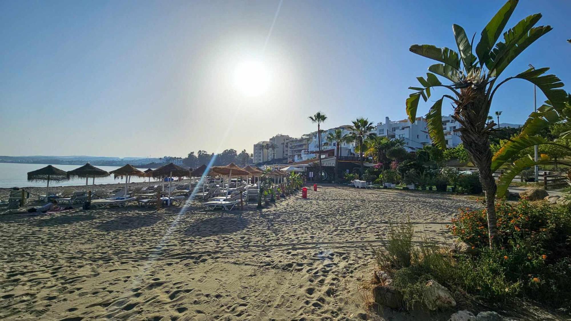 Junto A La Playa Del Cristo Cerca Del Puerto Estepona