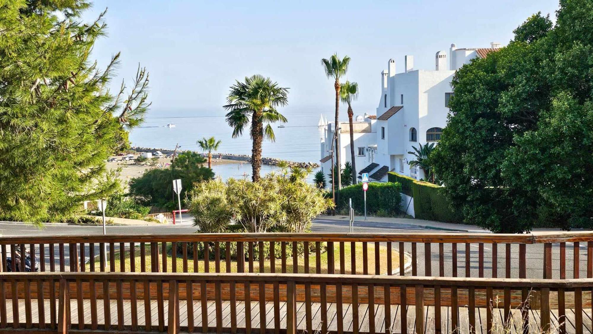 Junto A La Playa Del Cristo Cerca Del Puerto Estepona