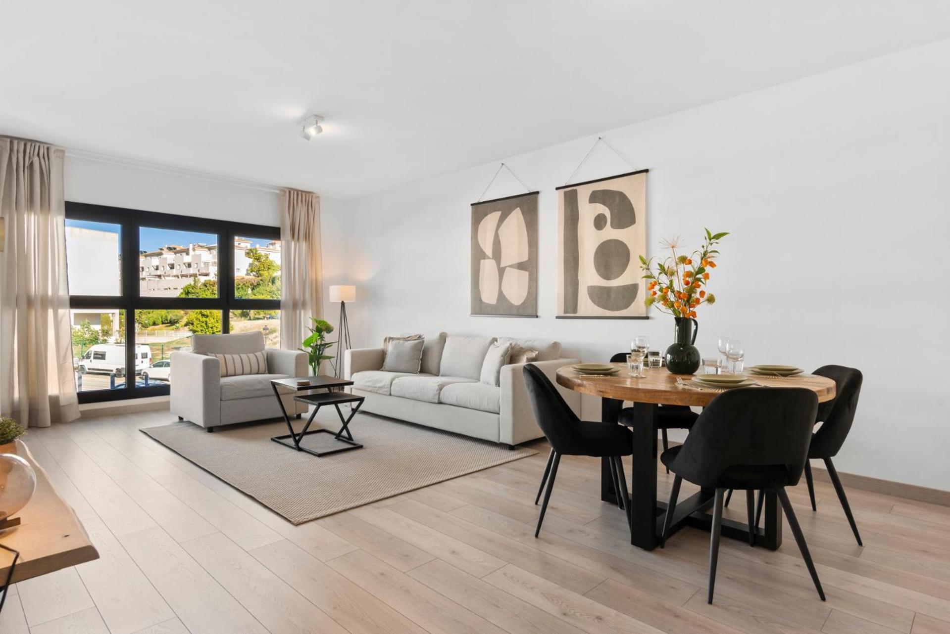Beautiful 2-bedroom Near Center And Apartment *