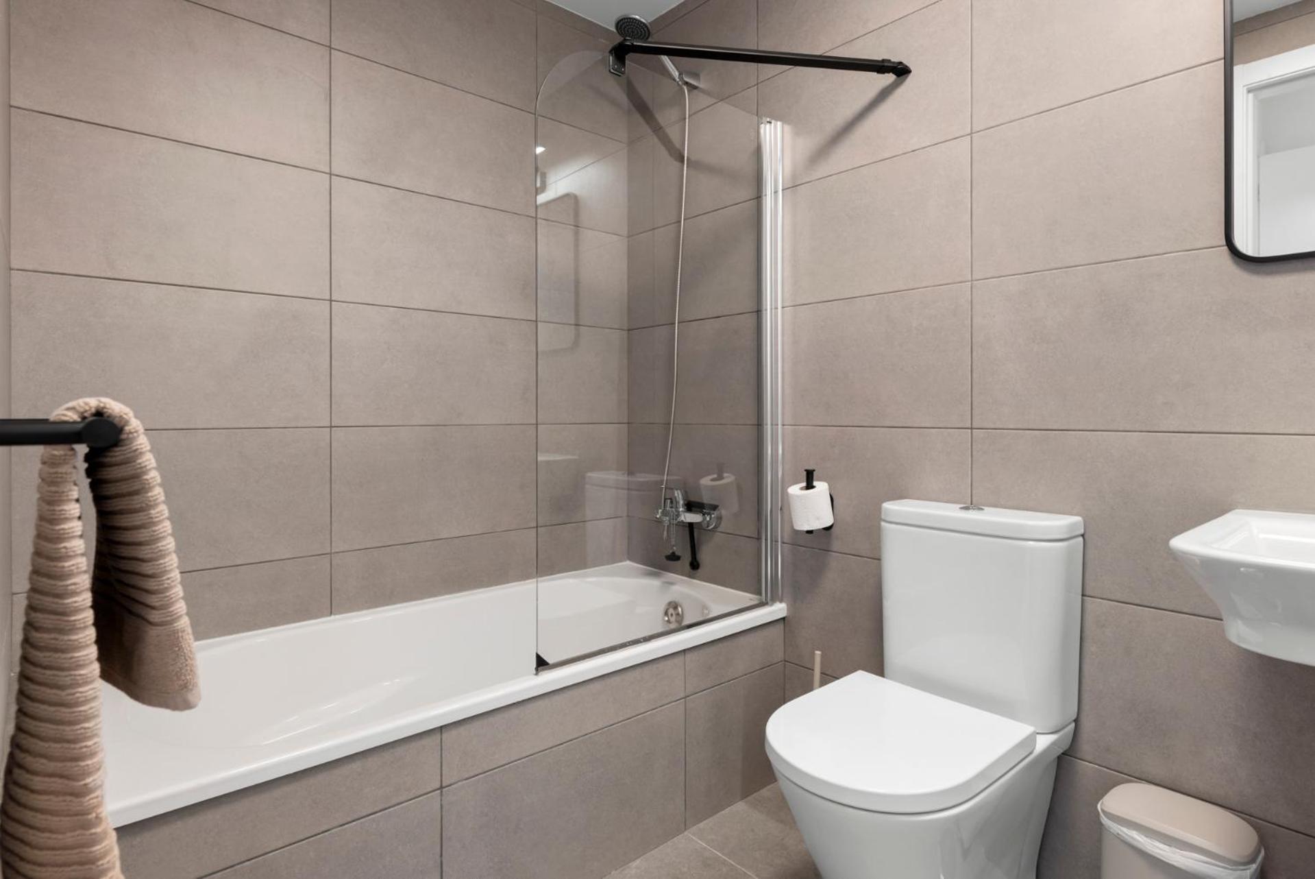 Beautiful 2-bedroom Near Center And Apartment *