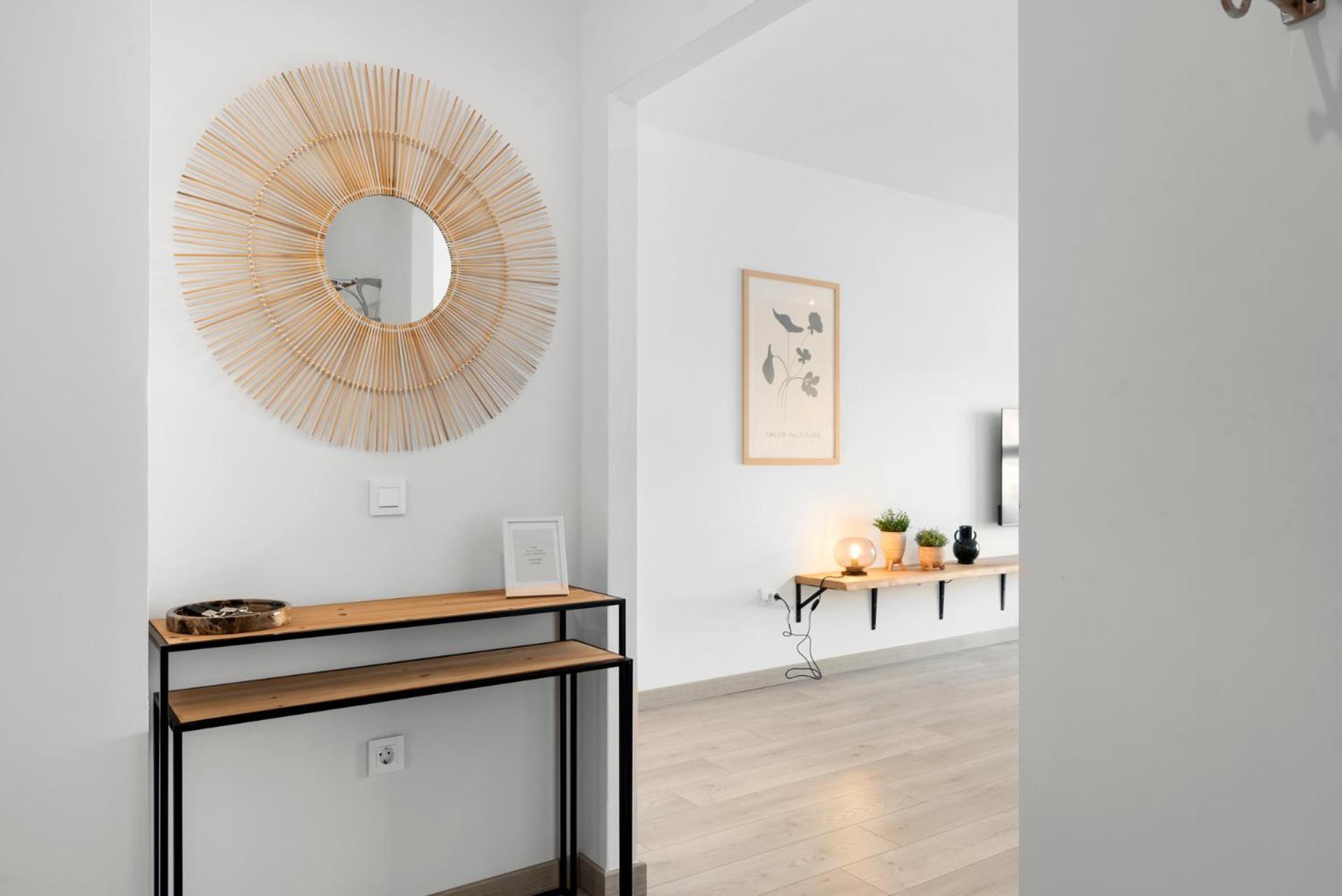 Apartment Beautiful 2-bedroom Near Center And
