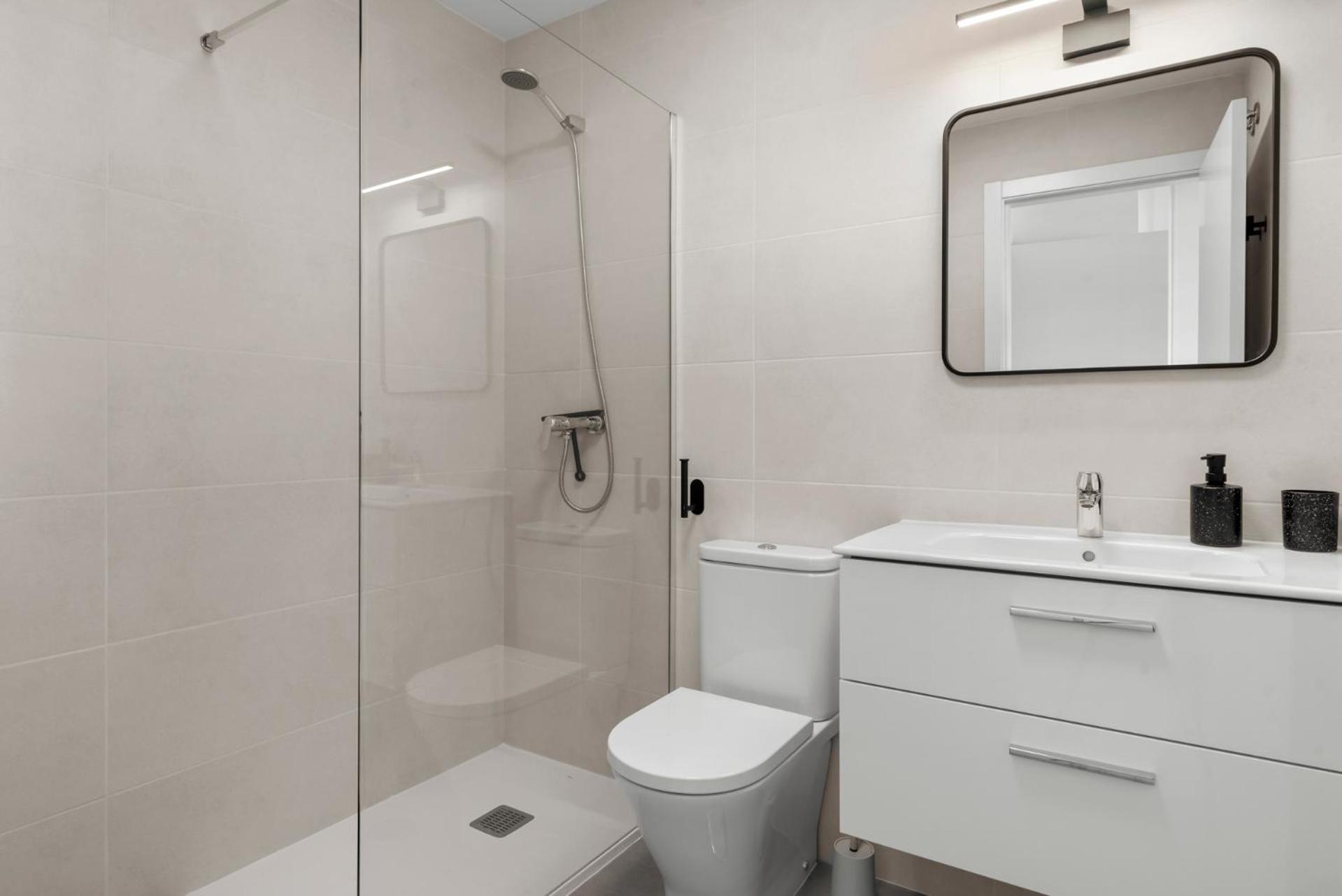Beautiful 2-bedroom Near Center And Apartment
