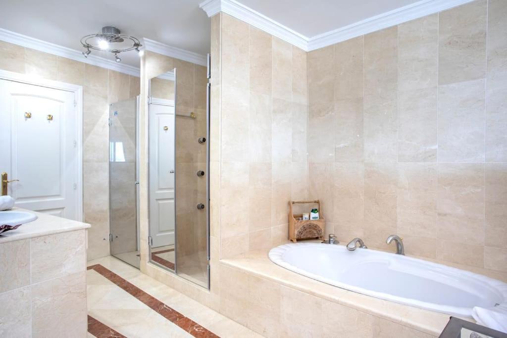 Luxury Seafront Penthouse With Parking Apartment Estepona