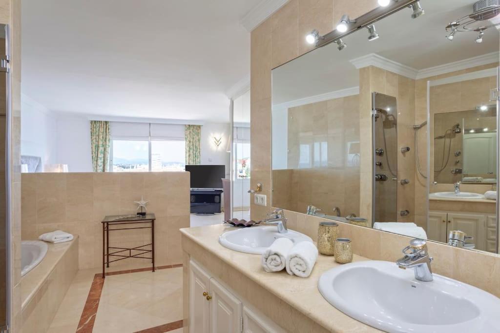 Apartment Luxury Seafront Penthouse With Parking