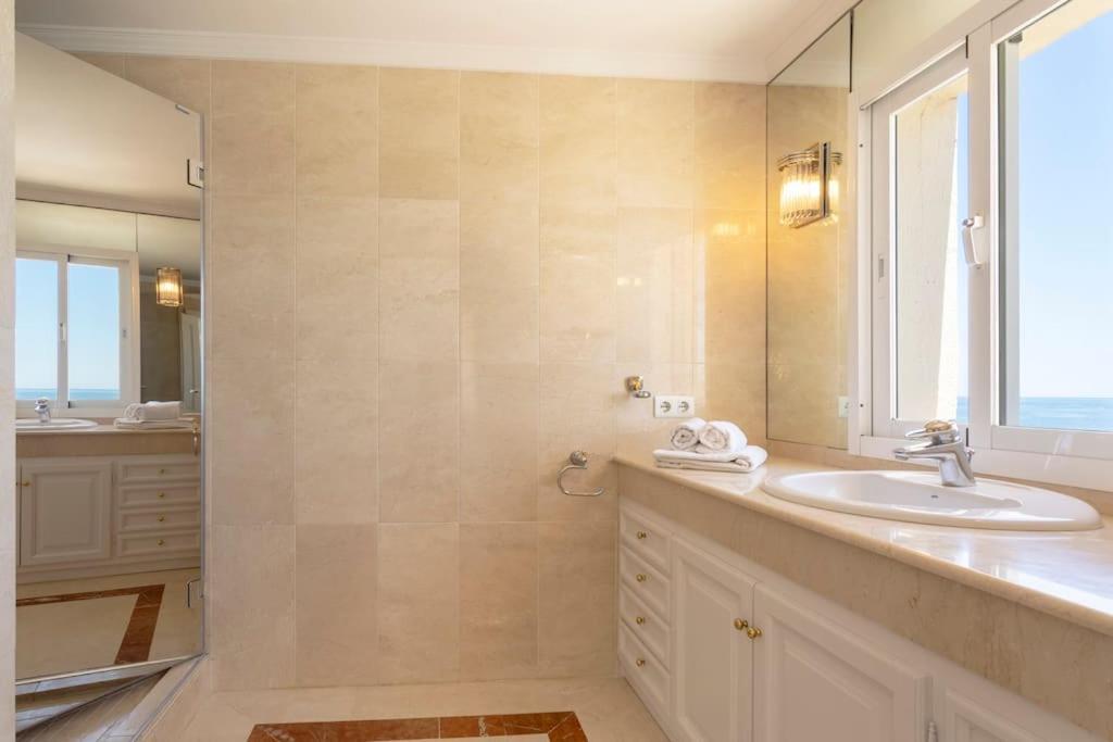 Apartment Luxury Seafront Penthouse With Parking *