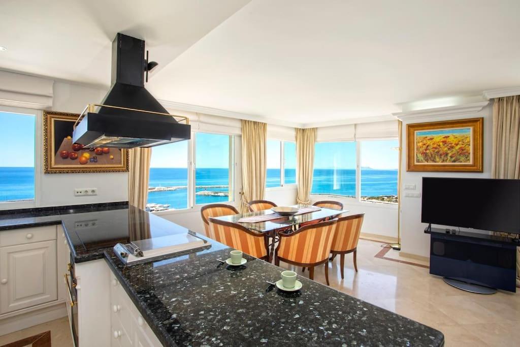 Apartment Luxury Seafront Penthouse With Parking *
