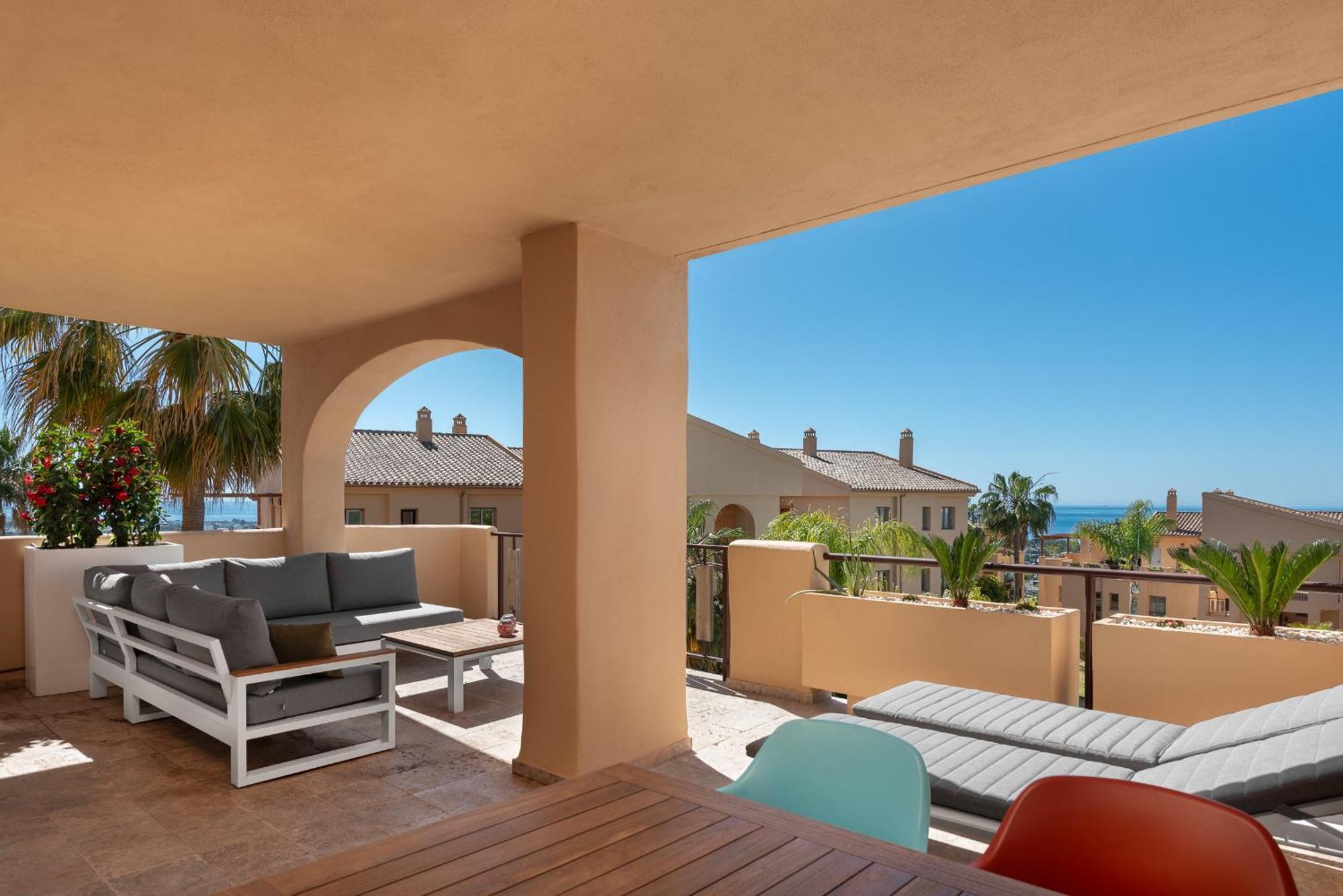 Charming 2-bedroom With Beautiful Sea Views Apartment *