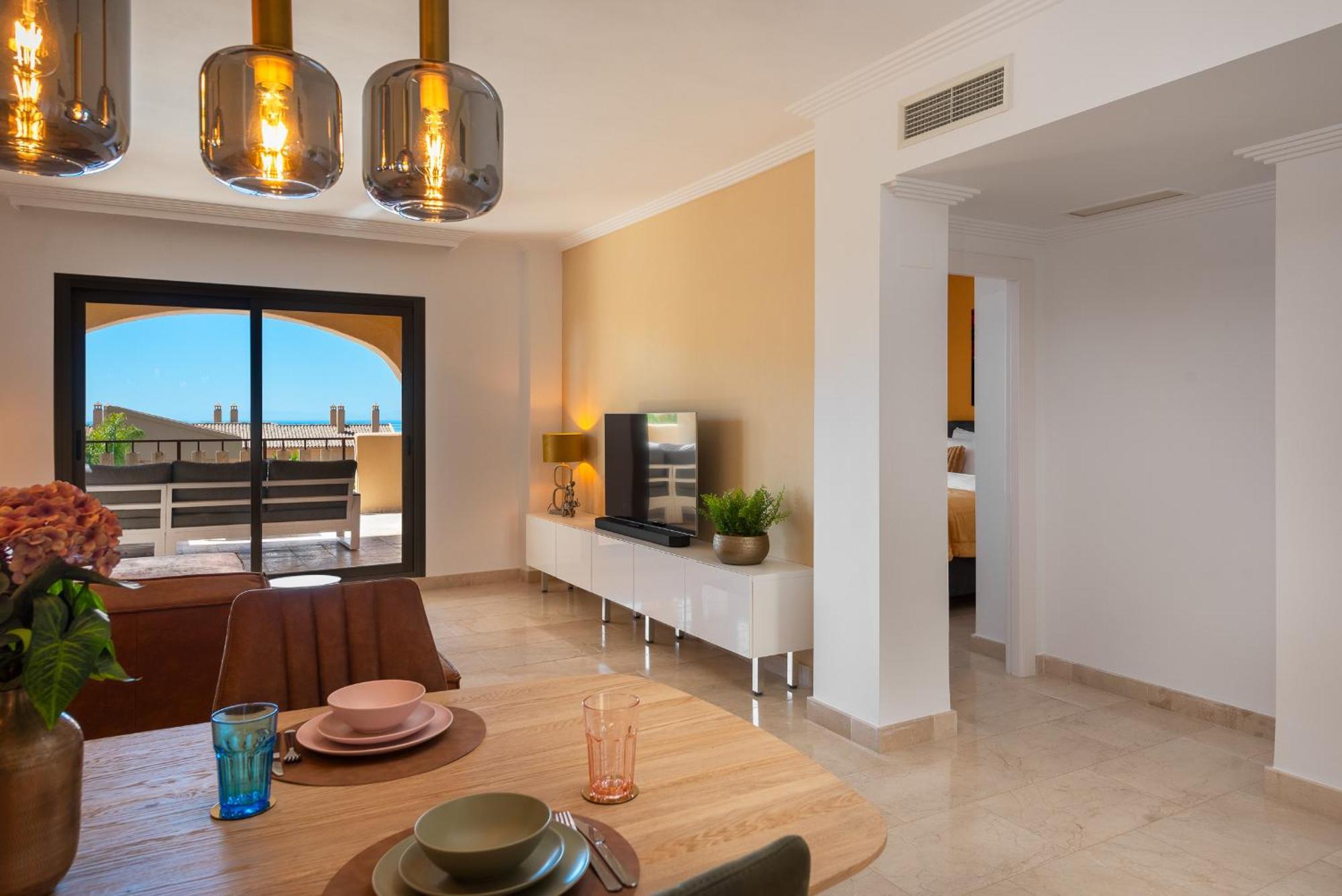 Charming 2-bedroom With Beautiful Sea Views Apartment