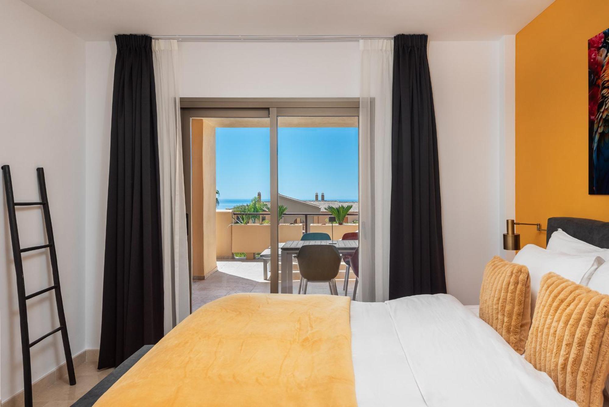 Charming 2-bedroom With Beautiful Sea Views Apartment