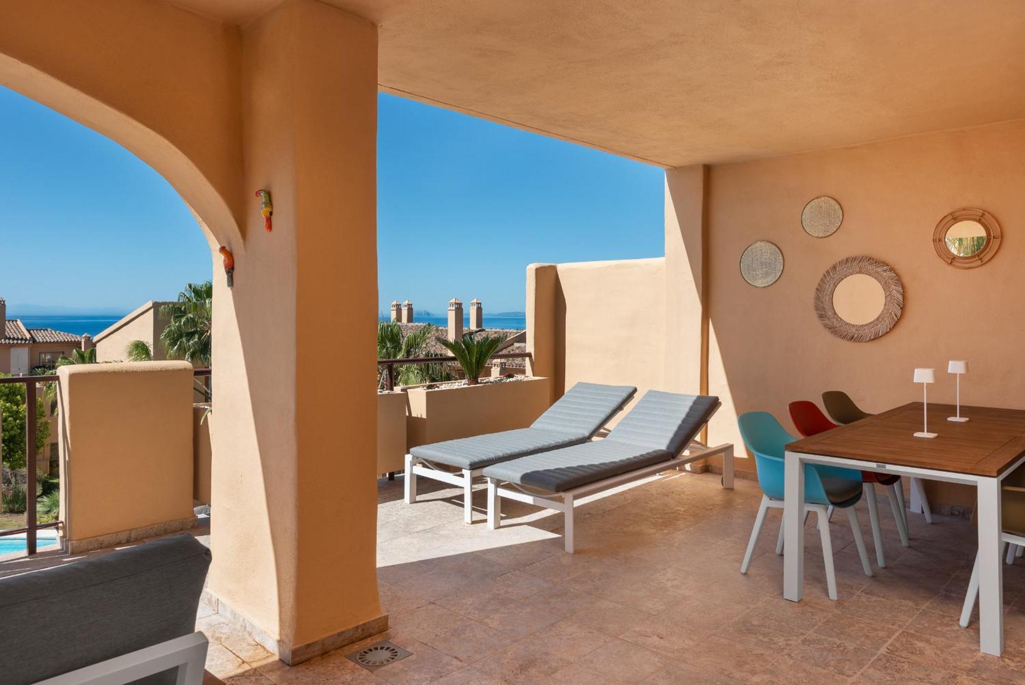 Apartment Charming 2-bedroom With Beautiful Sea Views *