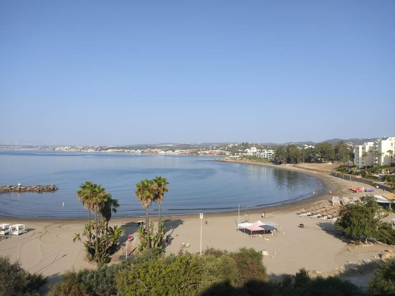 Junto A La Playa Del Cristo Cerca Del Puerto *