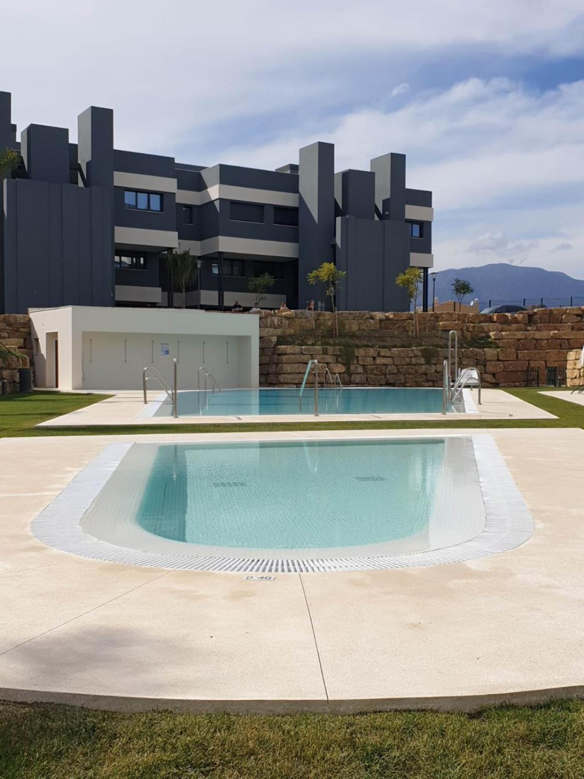 Logement Moderne Avec Jacuzzi, Piscine Chauffee Et Salle De Sport Vakantiehuis