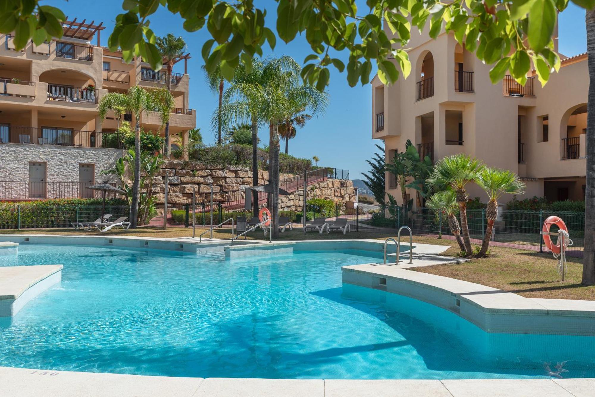 Large 3-bedroom Nestled In Golf Paradise