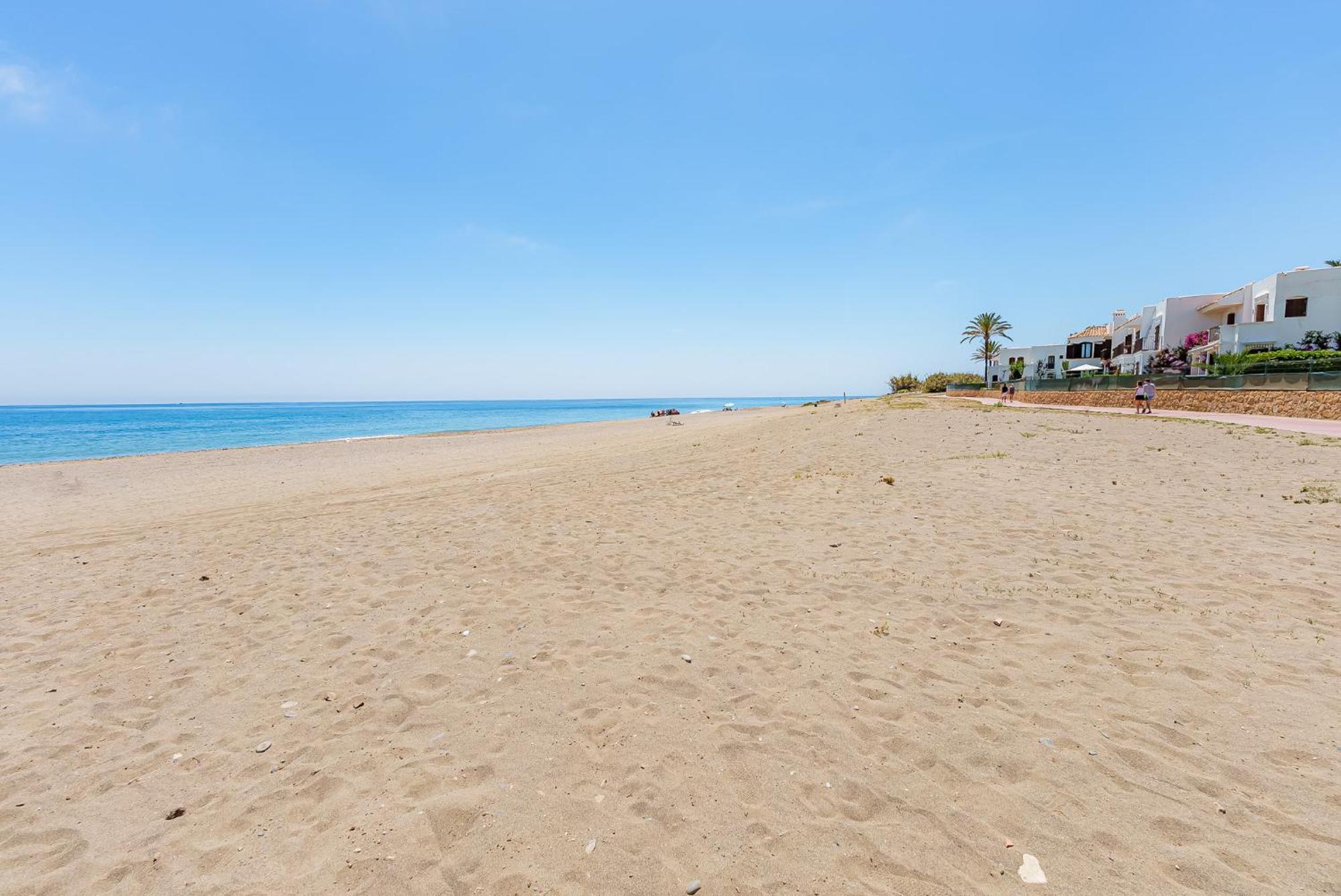 Olas De Calma Un Refugio De Paz Junto Al Mar Estepona