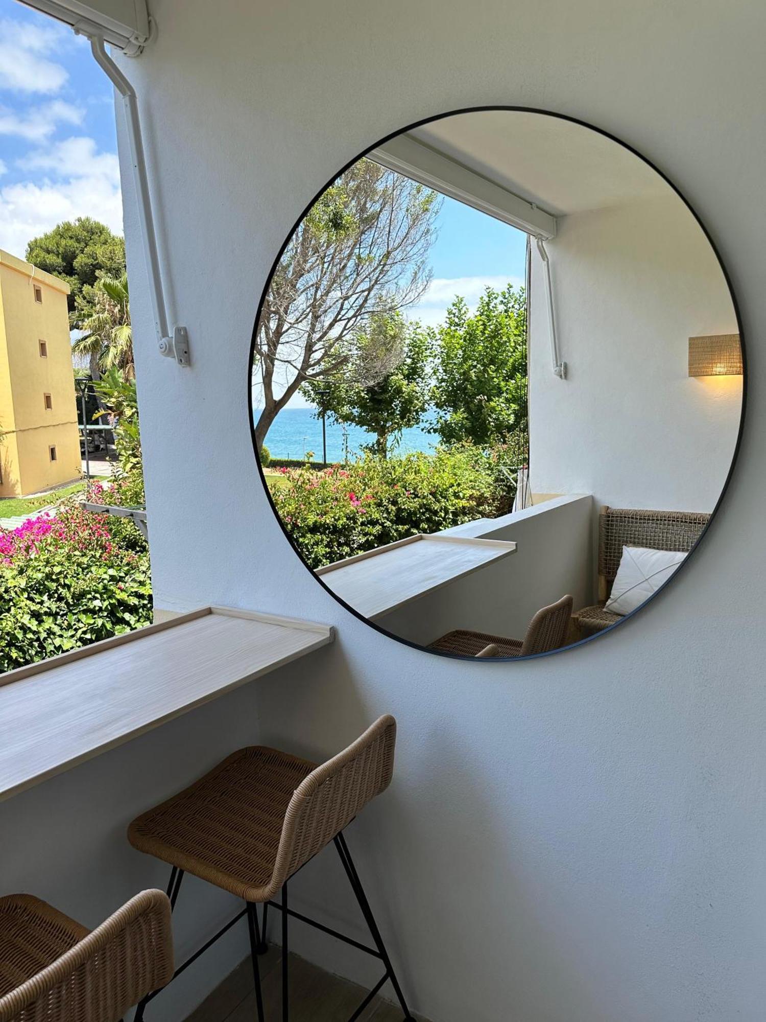 Palm Breeze Beachfront Apartment