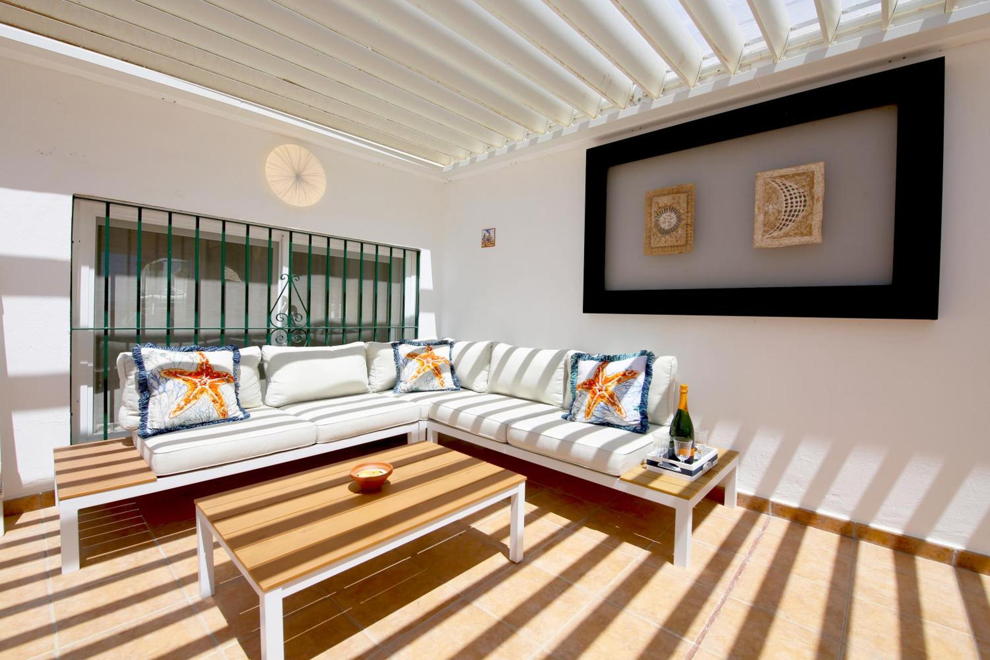 West Family Mostaza Villa Estepona