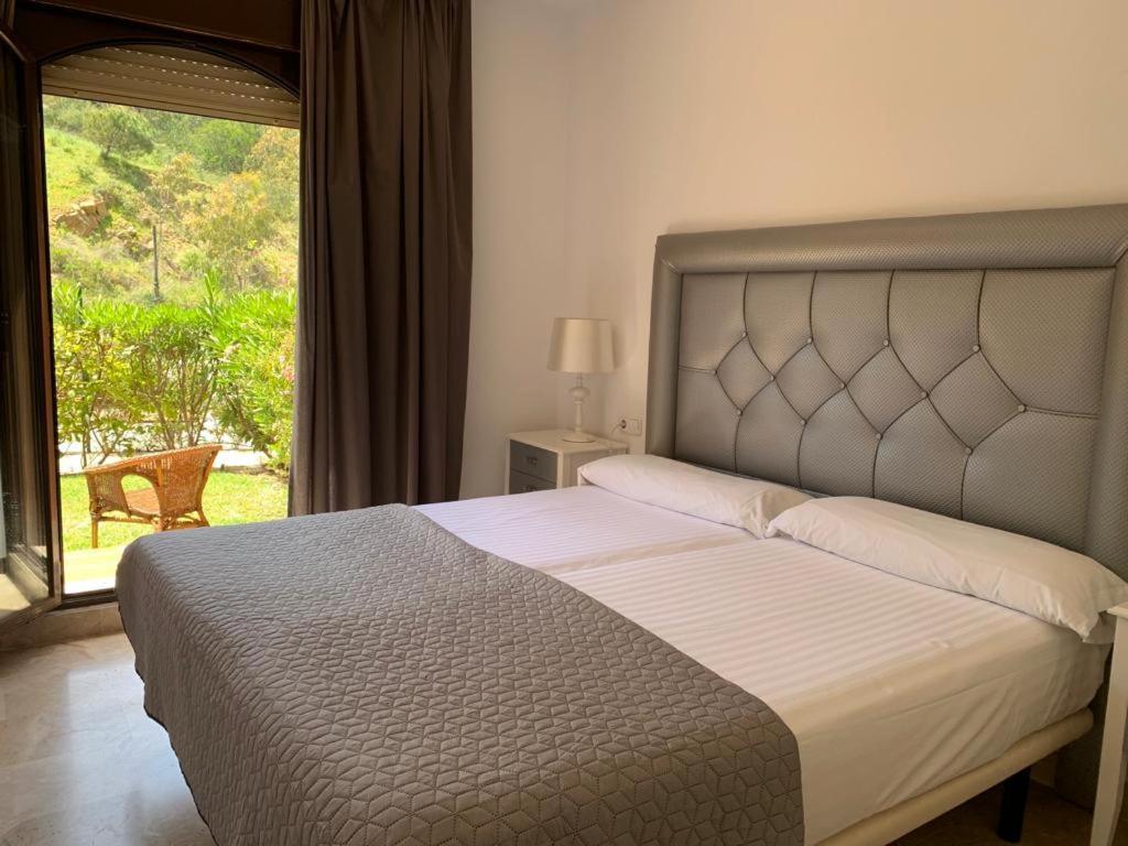 De Dos Y Un Bano Con Piscinas Y Jardines Cercano A La Playa Apartment