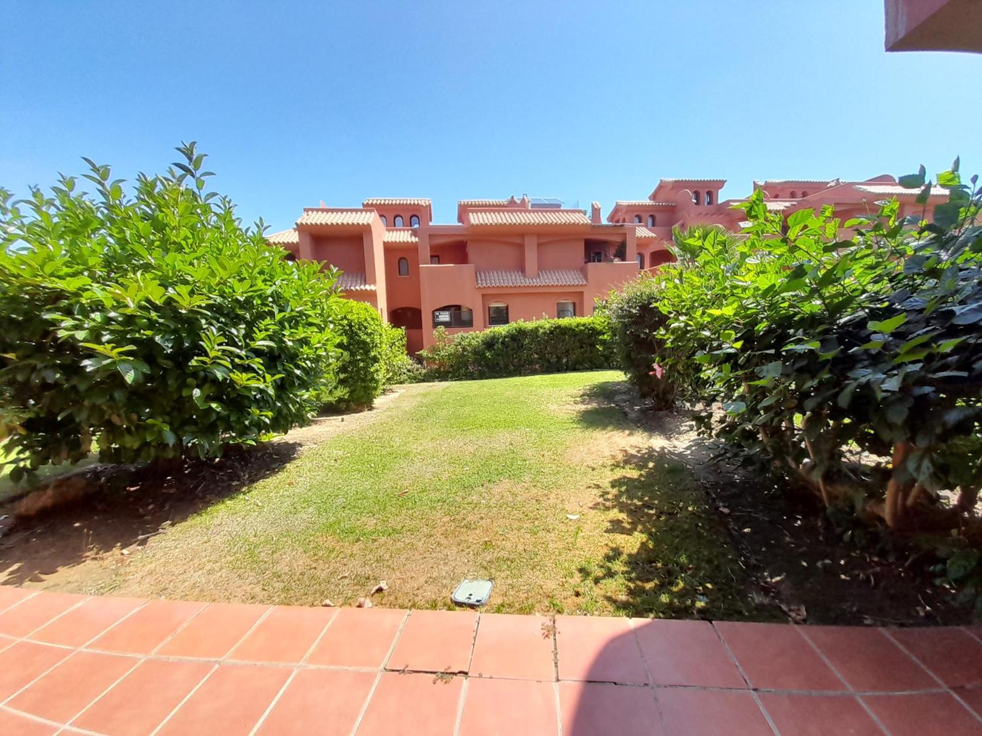 De Dos Y Un Bano Con Piscinas Y Jardines Cercano A La Playa Estepona