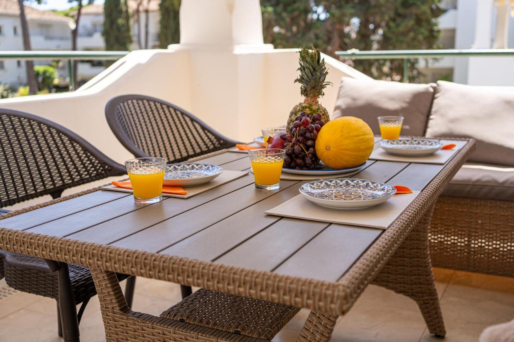 Elegant Marbella Apartment, 5-pool Oasis, Sunlit Terrace, Garage Estepona