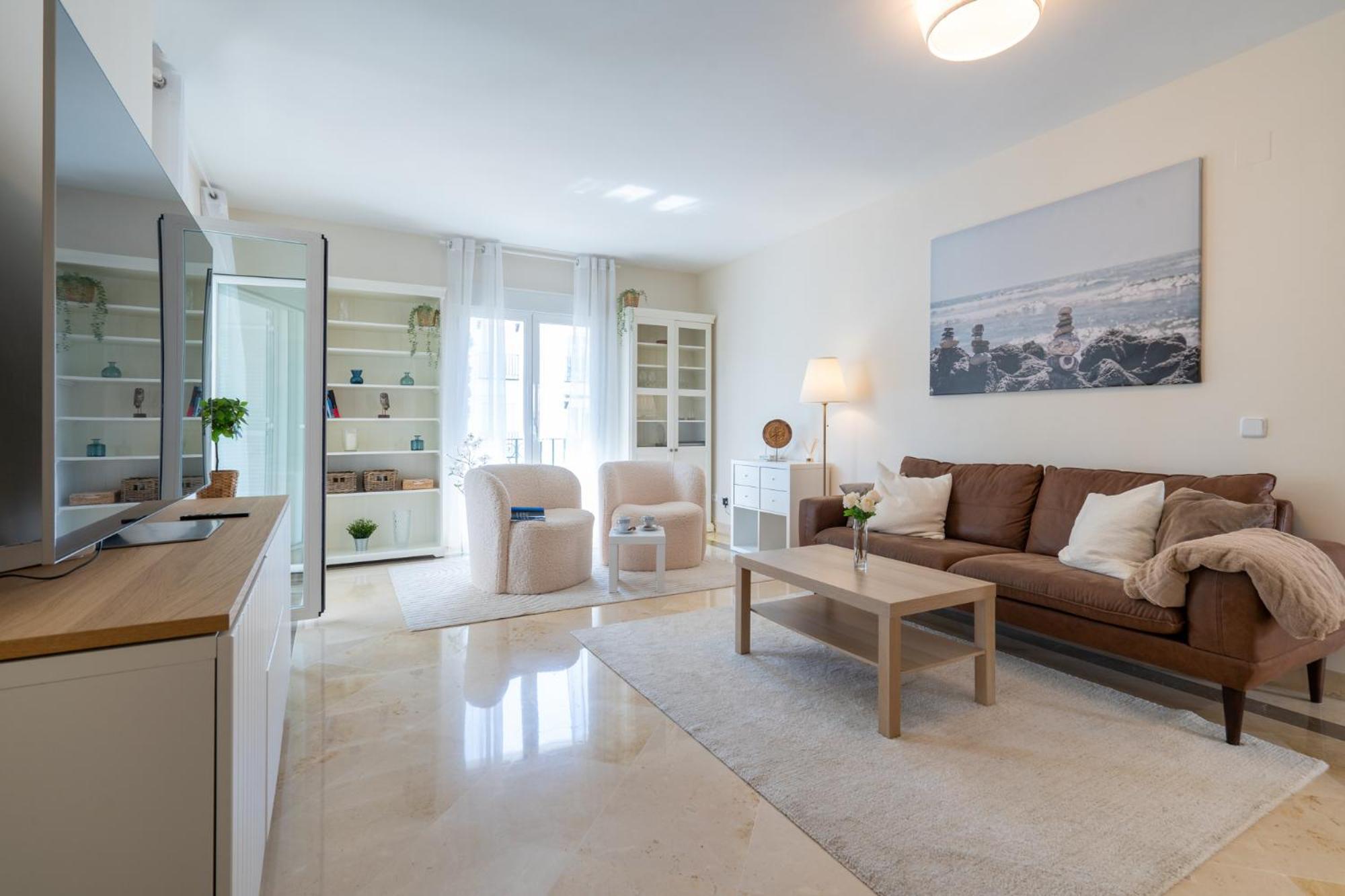 Elegant Marbella Apartment, 5-pool Oasis, Sunlit Terrace, Garage