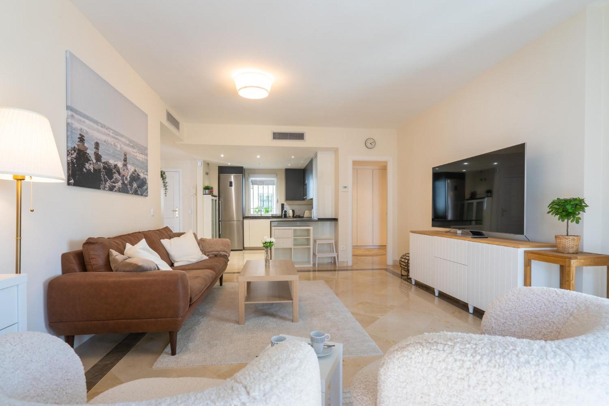 Elegant Marbella Apartment, 5-pool Oasis, Sunlit Terrace, Garage Appartement Estepona